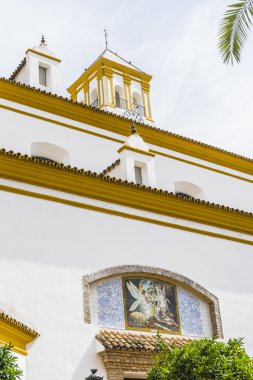 Mimari ve beyaz binalar sokaklarında