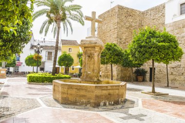 Mimari ve beyaz binalar sokaklarında