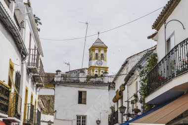 Mimari ve beyaz binalar sokaklarında