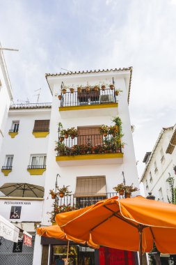 Flamenko elbiseler ile balkon