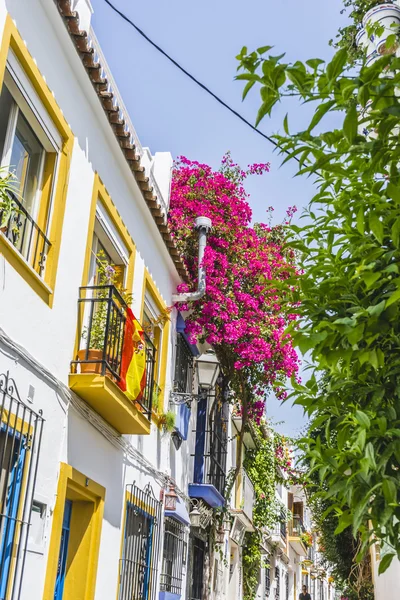 Inga typiska andalusiska gator och balkong med blommor i Marbell — Stockfoto