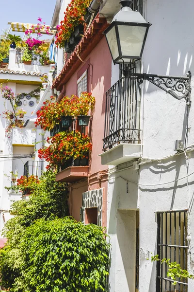 Ruas andaluzas tradicionais com flores — Fotografia de Stock