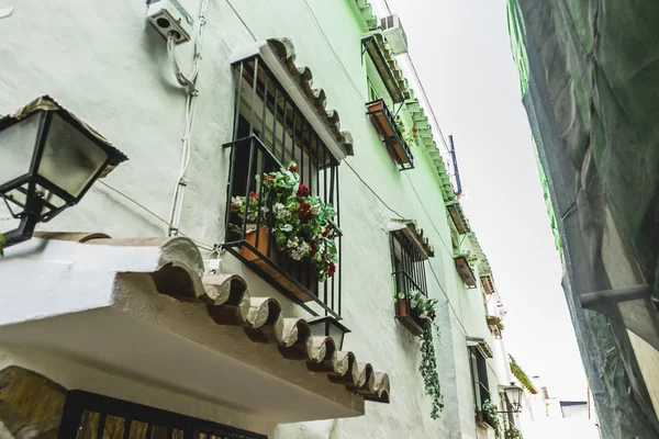 Традиционные андалузские улицы с цветами — стоковое фото