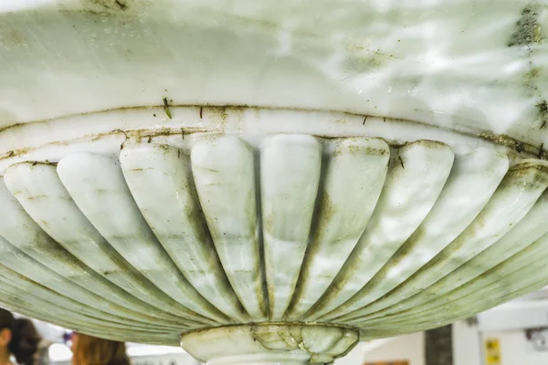 Riflessi della fonte d'acqua — Foto Stock