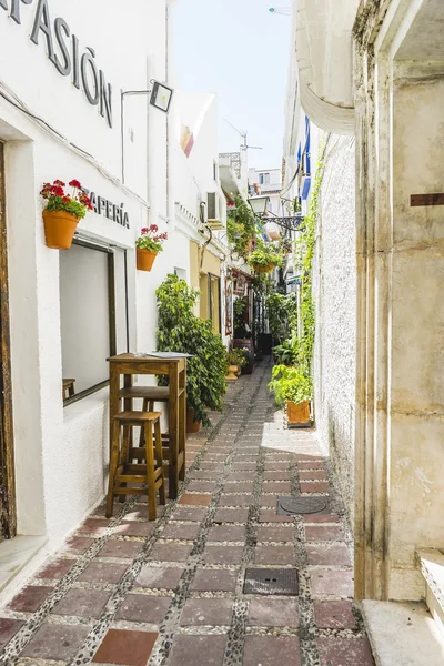 Strade tradizionali andaluse con fiori — Foto Stock