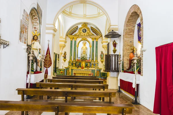 Золотой алтарь внутри церкви в Марбелье — стоковое фото