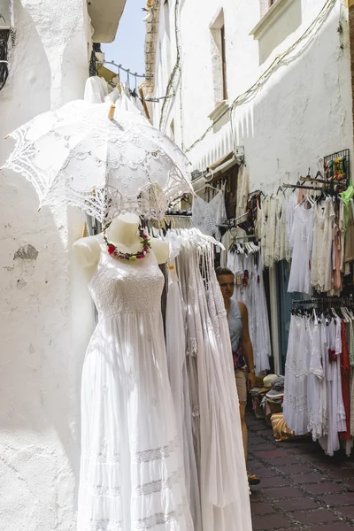 Tradycyjnej andaluzyjskiej ulicy wth sklepów odzieżowych — Zdjęcie stockowe