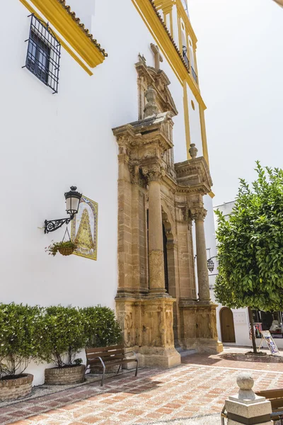 Kirchenfassade mit gelben Zierleisten — Stockfoto