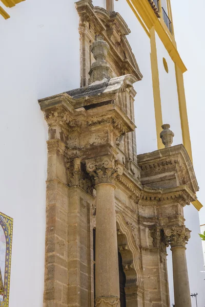 Fachada da igreja com guarnição amarela — Fotografia de Stock