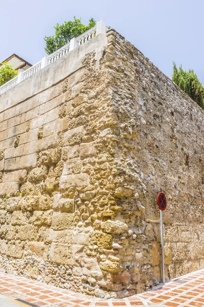 NO muralla y torre de castillo medieval en Marbella Andalucía España —  Fotos de Stock