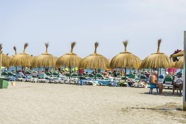 Sombrillas de paja en la orilla del mar — Foto de Stock