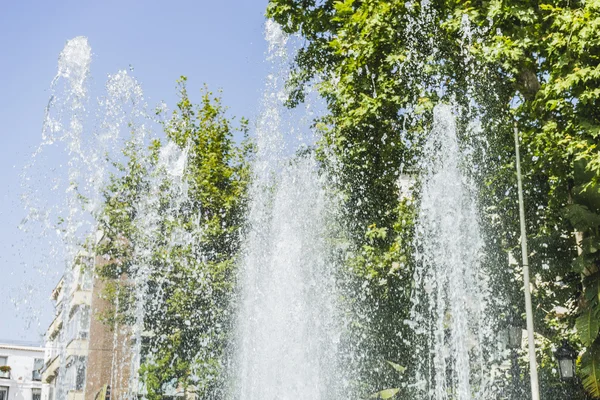 Källor med stora vattenstrålar på sommaren — Stockfoto