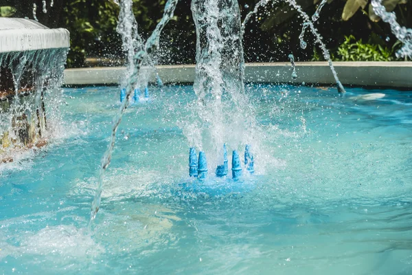 Källor med stora vattenstrålar på sommaren — Stockfoto