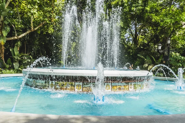 Bronnen met grote waterstralen in de zomer — Stockfoto