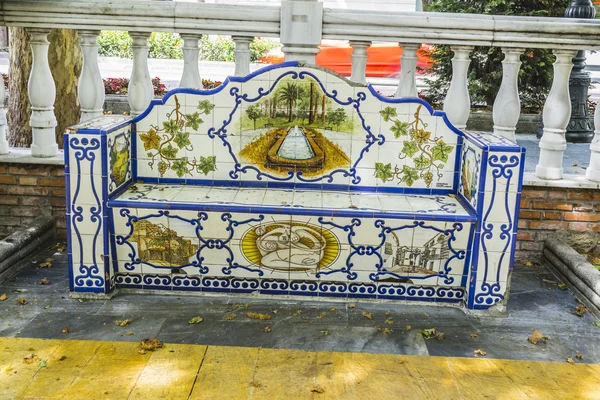 Turismo, banco hermosas piezas de baldosas pintadas en Marbella, Andaluc — Foto de Stock