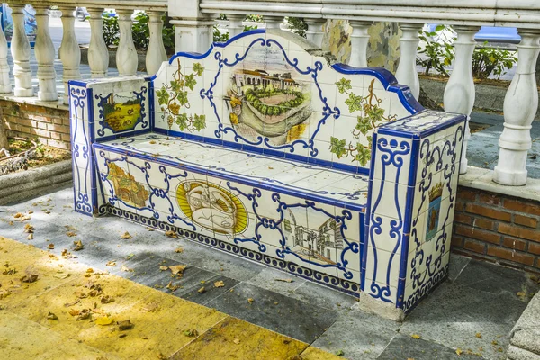 Reizen, bank van prachtige beschilderde tegels stukken in Marbella, Andaluci — Stockfoto