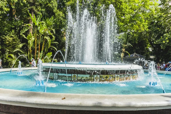 Fuentes con grandes chorros de agua en verano — Foto de Stock