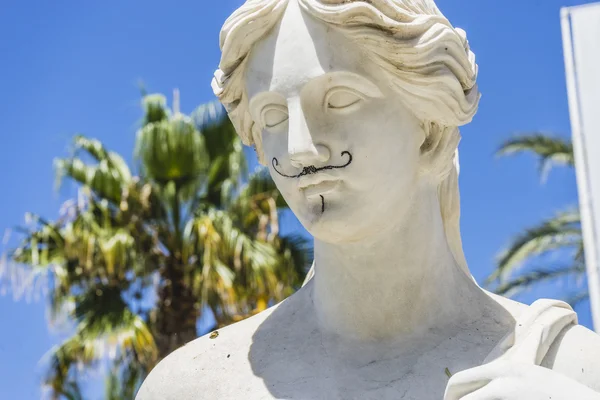 Mujer escultura clásica en blanco —  Fotos de Stock