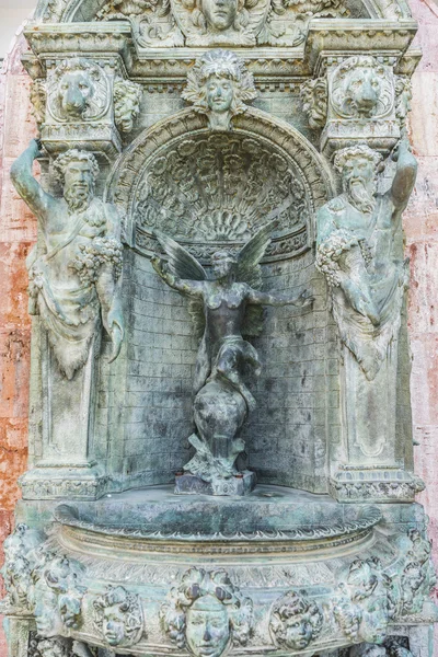 Fontana di bronzo con figure di angeli — Foto Stock