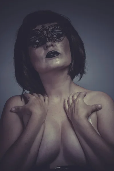 Kobieta w czarnej masce z gwintem — Zdjęcie stockowe