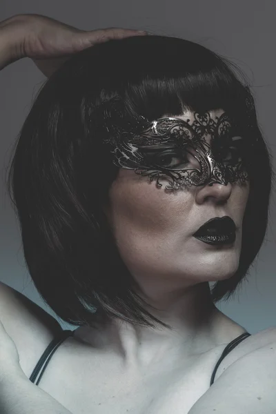 Mulher em máscara preta com fio — Fotografia de Stock