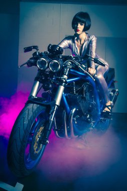 bir bisiklet üzerinde lateks elbiseli esmer 