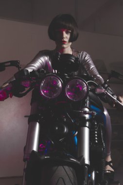 bir bisiklet üzerinde lateks elbiseli esmer 