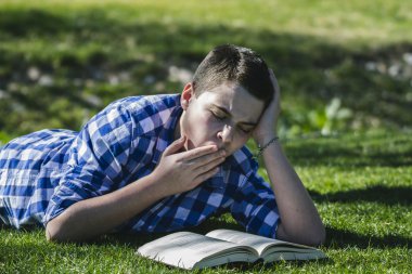 Çocuk kitap okuyor. 
