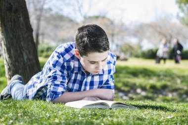 Çocuk kitap okuyor. 