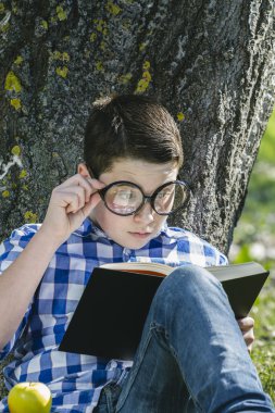 Çocuk kitap okuyor. 