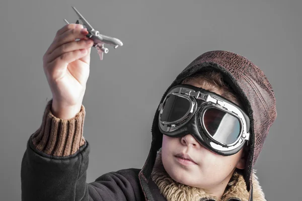 Criança jogando a aeronave — Fotografia de Stock