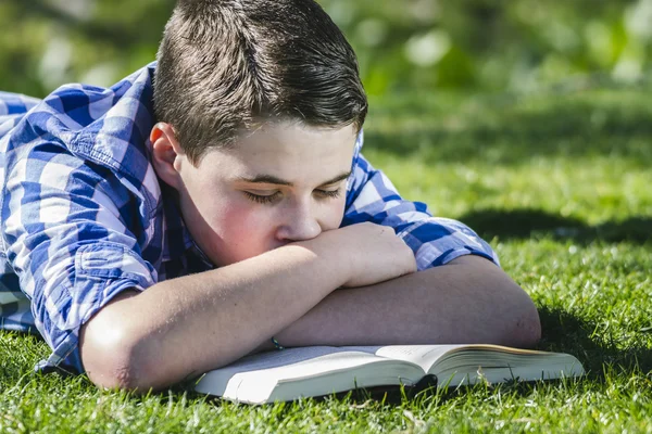 Pojke läser en bok — Stockfoto