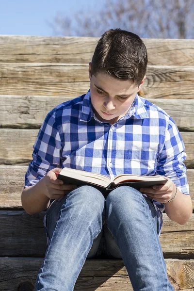 Junge liest ein Buch — Stockfoto