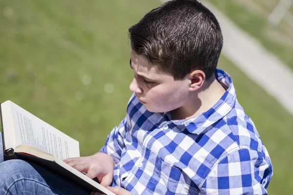 Jongen die een boek leest — Stockfoto