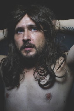 adam uzun saçlı poz ile