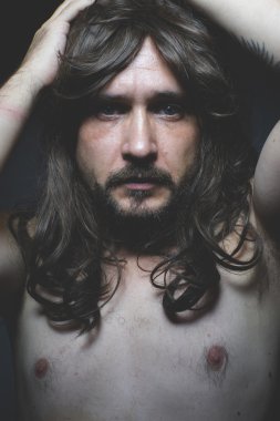 adam uzun saçlı poz ile
