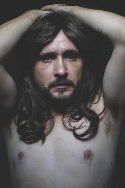 Bărbat cu păr lung pozând — Fotografie, imagine de stoc