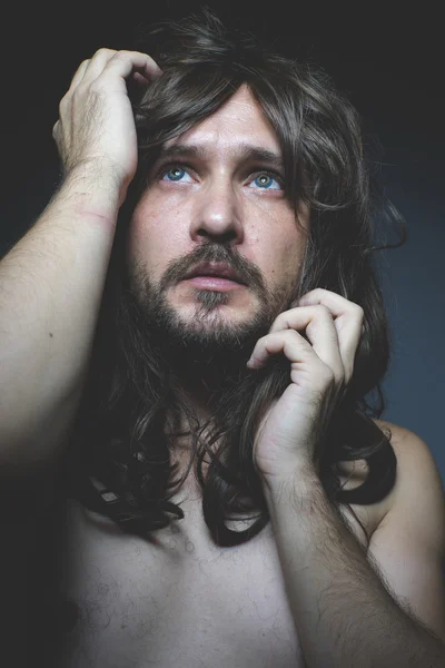 Hombre con el pelo largo posando — Foto de Stock