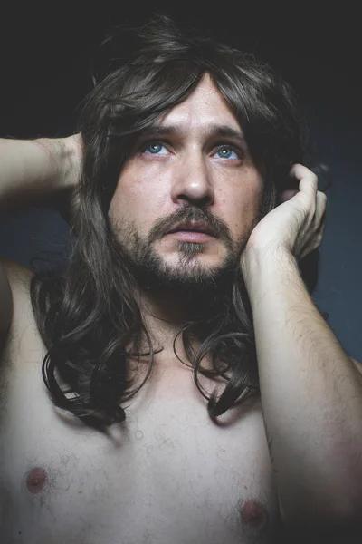 Homem com cabelo comprido posando — Fotografia de Stock