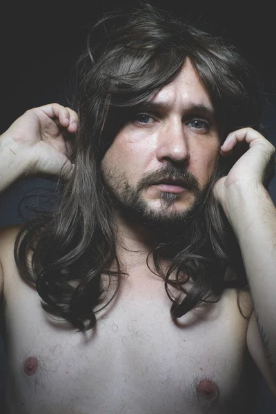 Homem com cabelo comprido posando — Fotografia de Stock