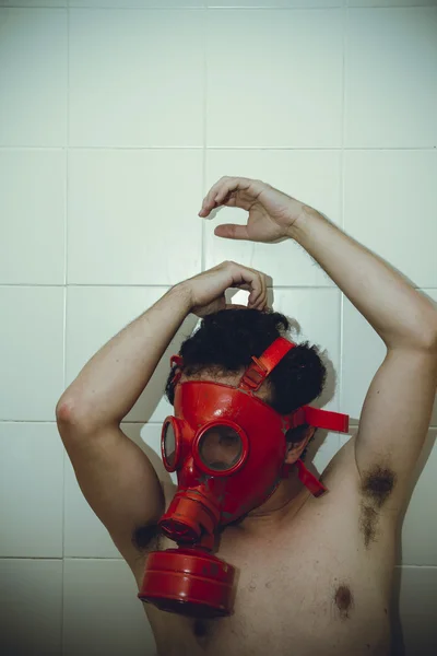 Homme avec masque à gaz avec sang — Photo