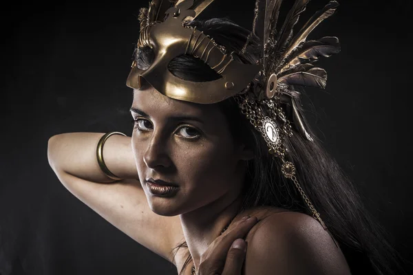 Junge Frau mit goldener Maske — Stockfoto