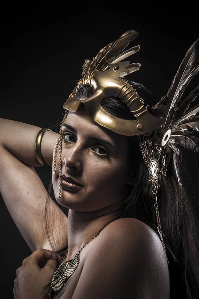 Junge Frau mit goldener Maske — Stockfoto