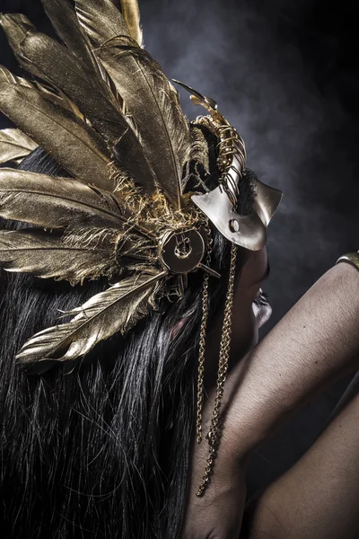 Junge Frau mit goldener Maske — Stockfoto