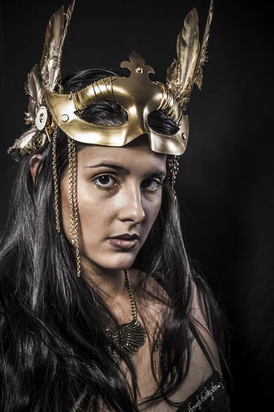 Junge Frau mit goldener Maske — Stockfoto