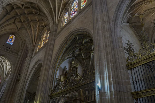 Innenraum der gotischen Kathedrale von Segovia — Stockfoto