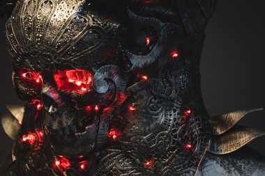 gümüş zırh kafatası kırmızı gözleri ve led ışıkları