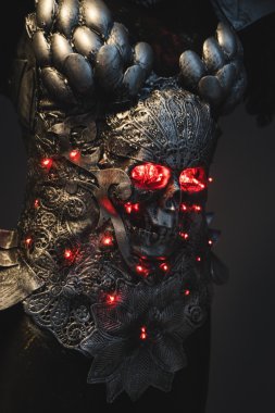 gümüş zırh kafatası kırmızı gözleri ve led ışıkları