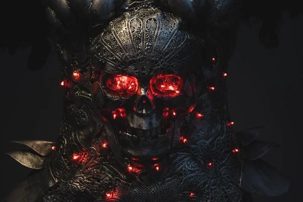 Cráneo de armadura plateada con ojos rojos y luces led —  Fotos de Stock
