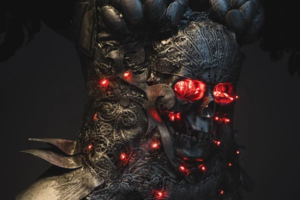Zilveren armor schedel met rode ogen en led verlichting — Stockfoto